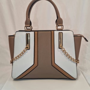 Sac en similicuir orné d'une chaîne marron clair et blanc de Alexander Black