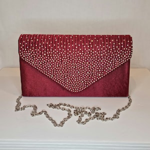 Pochette de soirée ornée de cristaux en satin rouge bordeaux