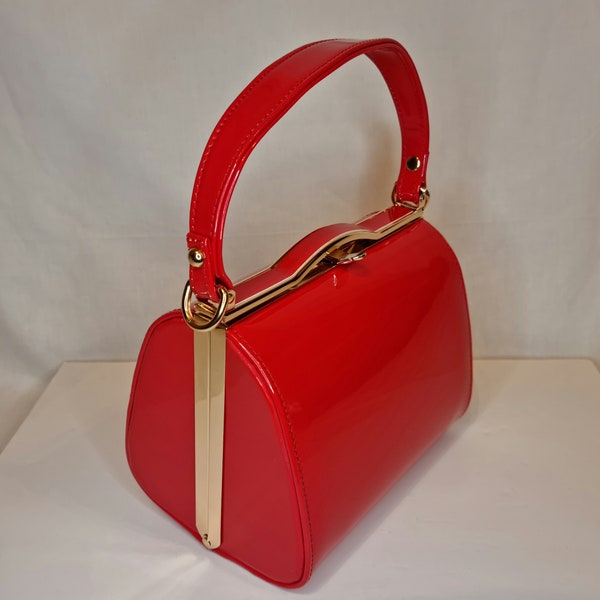 Bolso de mano de noche adornado con asa superior clásica de charol rojo cereza