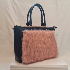 Sac à main bleu marine et rose en similicuir orné de fausse fourrure