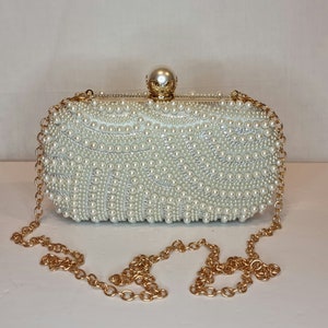 Bolso de mano de noche de lujo con cristales y diamantes adornados a mano en color crema marfil y perla