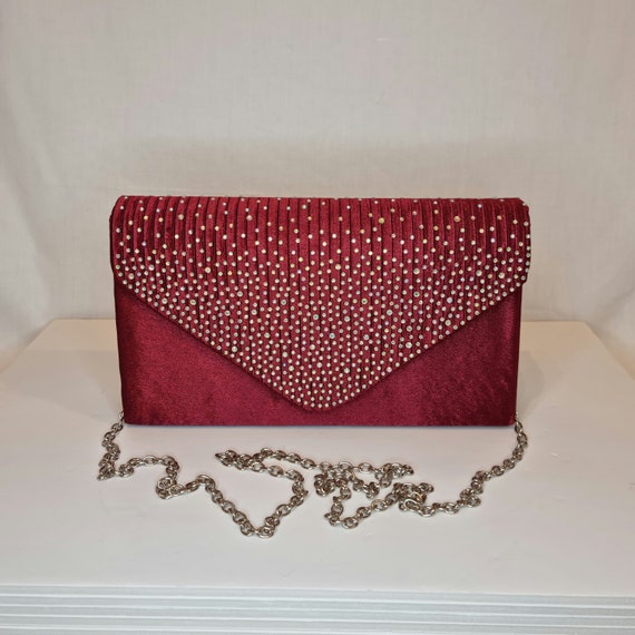 Full collection of evening purses, clutch bags in various styles: crystal  diamond bags, vintage style clutch purses, creative designer signature  purses on helloprettybags.com.