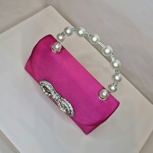 Abend-Clutch in Fuchsia, Pink, Satin, Perlen, Kristall, Diamantschleife, handverzierter Henkel Bild 6