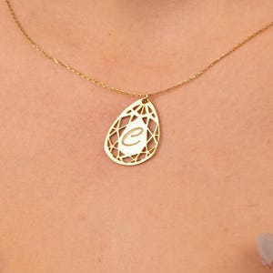 Collar con inicial circular bañado en oro, elegante colgante con letra, joyería con inicial para mujer, collar con letra personalizado, regalo único para el día de San Valentín