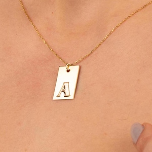 Zierliche rechteckige Anfangshalskette, vergoldeter Buchstabeanhänger, personalisierter Anfangsanhänger, kundenspezifischer handgemachter Schmuck, Muttertagsgeschenk