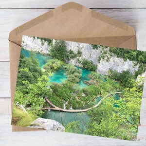 Biglietto d'auguri fotografico Europa stampabile Biglietto di compleanno panoramico vuoto Scarica Amante dei viaggi Parco nazionale di Plitvice Croazia, con busta 5"x7"