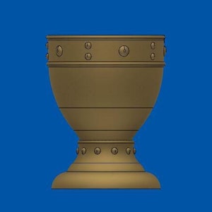 Könnte beinhalten: Ein goldfarbener Kelch mit einer breiten, abgerundeten Schale und einem ausgestellten Fuß. Der Kelch hat eine Reihe kleiner, kreisförmiger Nieten um den oberen und unteren Rand. Der Hintergrund ist ein tiefes Blau.