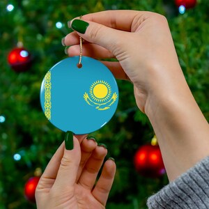 Keramikverzierung, Flagge von Kasachstan Design - Kasachische Flagge Souvenir, Kasachstan, Weihnachtsdekor, Weihnachtsbaumdekor, Feiertagsdekor