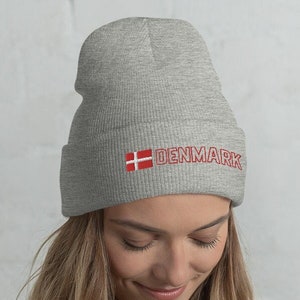 Dänemark Nationalflagge Unisex Cuffed Beanie, Hut, Mütze, Danmark, Dannebrog, vertikale dänische Flagge mit rotem Umriss-Text-Design
