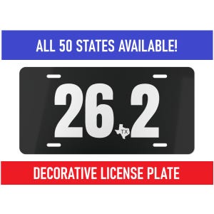 Könnte beinhalten: Schwarzes dekoratives Nummernschild mit der weißen Zahl "26.2" und einer weißen Umrisslinie des Bundesstaates Texas. Der Text "ALL 50 STATES AVAILABLE!" befindet sich in einem blauen Banner über dem Schild und "DECORATIVE LICENSE PLATE" in einem roten Banner darunter.
