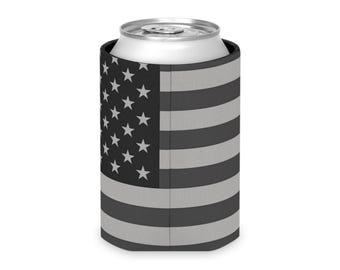 Refroidisseur de canette noir et gris drapeau américain - cadeau USA, porte-gobelet patriotique, canette Koozie, cadeau pour amateur de bière, pochette pour boisson