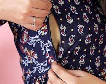 Könnte beinhalten: Ein marineblaues Kleid mit Blumenmuster und einem verdeckten Reißverschluss für einfaches Stillen.