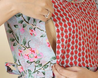 Handgefertigtes Umstandskleid aus Baumwolle mit Blumenmuster: Stillfreundliches Kleid mit Reißverschluss an beiden Seiten.