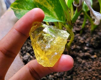 Cristal de cuarzo limón en bruto: piedra preciosa natural para la fabricación de joyas
