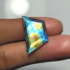 Natuurlijke labradoriet edelsteen: multi-fire gefacetteerde steen (23 x 13 x 5 mm)
