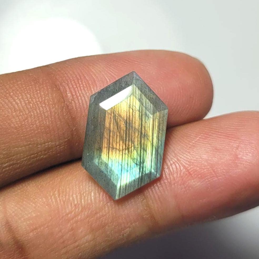 AAA ラブラドライト宝石：マルチファイアファセット六角石（18x11x4mm