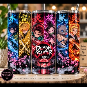 Może przedstawiać: Owijka na kubek 20oz z postaciami z anime Demon Slayer, w tym Tanjiro, Nezuko, Zenitsu, Inosuke, Giyu i Rengoku. Projekt przedstawia żywe grafiki żywiołów, japońskie znaki kanji, kwiaty wiśni, czerwoną bramę torii oraz logo z napisem Demon Slayer.
