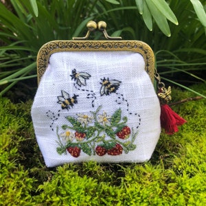 Monedero bordado con fresas, hecho a mano, con borla extraíble y dije de abeja. Bolsa cosida a mano. Estilo cottagecore.