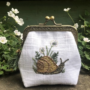 Monedero artesanal con caracoles bordados y pintados, borla extraíble y dije. Bolsa cosida a mano. Estilo biofílico cottagecore.