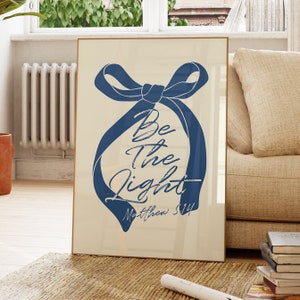 Estampado de lazo azul marino, arte de pared preppy, decoración de habitación coqueta, arte de pared con cita del versículo bíblico Mateo 5:14, decoración de apartamento universitario, estética de habitación femenina