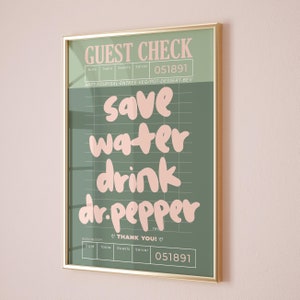 Impresión de arte de pared de moda con estética rosa y verde salvia, ahorra agua, bebe Dr. Pepper, póster de arte retro con carrito de bar, decoración de apartamento verde linda y moderna