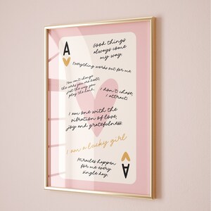 Póster estético con la carta del as de corazones del síndrome de la chica afortunada, impresiones en negro y rosa de arte de pared de moda, arte de carrito de bar retro, decoración de apartamento elegante y funky