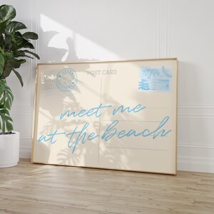 Ontmoet me op het strand postkaartprint, trendy kustmuurkunst, blauwe typografieposter, kustkleindochter strandachtig esthetisch decor, digitaal