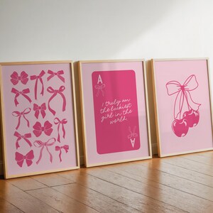 conjunto de 3 estampas de laços rosa, arte de parede elegante, decoração coquete, síndrome da garota de sorte com carta de ás, decoração de apartamento grandmillenial, estética de laço feminino
