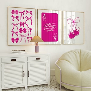 conjunto de 3 estampas de laços rosa | arte de parede preppy | decoração coquete | síndrome da garota sortuda com carta de ás | decoração de apartamento universitário | estética de quarto feminino