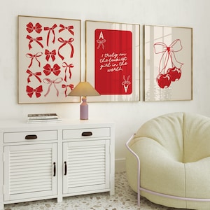 Conjunto de 3 estampados de lazos rojos, Síndrome de la chica de la suerte de la tarjeta Ace, Arte de pared de habitación preppy, Póster estético del hogar de coqueta roja, Decoración de apartamento universitario