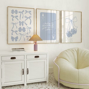 blauwe strikken print set van 3 | preppy kunst aan de muur | kustveedrijfster | aaskaart lucky girl-syndroom | inrichting van een studentenappartement | meisjesachtige kameresthetiek