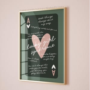 síndrome da garota de sorte, cartão de ás de copas, pôster estético, arte de parede da moda, verde sálvia, rosa, afirmações estéticas retrô, decoração de apartamento elegante