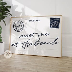Ontmoet me op het strand postkaartprint, trendy kustmuurkunst, marineblauwe typografieposter, kustkleindochter strandachtig esthetisch decor, digitaal