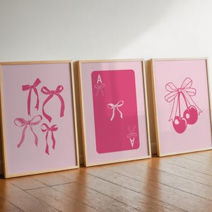 conjunto de 3 estampas de laços rosa, arte de parede elegante, decoração coquete, síndrome da garota sortuda com carta de ás, decoração de apartamento grandmillenial, estética de quarto feminino