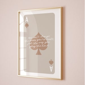 Stampa Asso di Picche, Arte murale con carte da gioco retrò, Poster con citazioni di affermazioni, Decorazione college beige neutro, Decorazione per la stanza preppy estetica alla moda