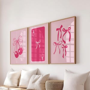conjunto de 3 estampas de laços rosa, arte de parede elegante, decoração coquete, síndrome da garota sortuda com carta de ás, decoração de apartamento grandmillenial, estética de quarto feminino