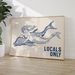 locals only zeemeerminprint, trendy kustmuurkunst, blauwe typografieposter, kustkleindochter strandachtig esthetisch decor, afdrukbaar digitaal