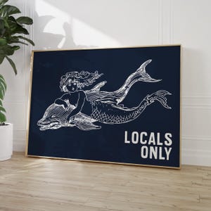 locals only zeemeerminprint, trendy kustmuurkunst, blauwe typografieposter, kustkleindochter strandachtig esthetisch decor, afdrukbaar digitaal