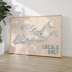 locals only zeemeerminprint, trendy kustmuurkunst, blauwe typografieposter, kustkleindochter strandachtig esthetisch decor, afdrukbaar digitaal