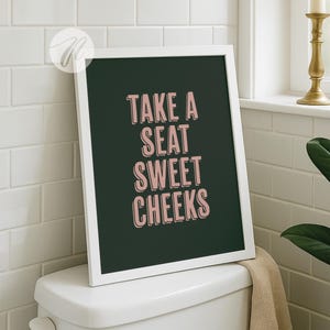 席に着いて「Sweet Cheeks」のプリント、面白いトイレポスター、風変わりなトイレの壁アート、セージグリーンの美しいアパートの装飾、かわいいトイレのプリント
