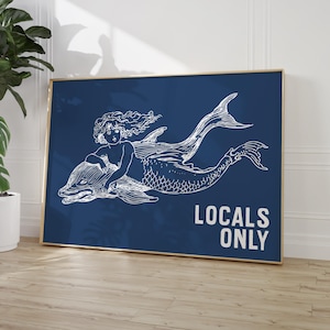 locals only zeemeerminprint, trendy kustmuurkunst, blauwe typografieposter, kustkleindochter strandachtig esthetisch decor, afdrukbaar digitaal