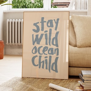 Mantente salvaje, océano, impresión infantil, arte de pared costero de moda, póster de tipografía azul, decoración de casa playera, arte de pared del océano, decoración estética femenina imprimible