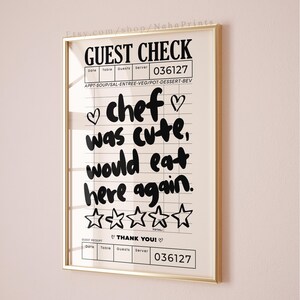 Könnte beinhalten: Gerahmter Druck mit einem "Guest Check"-Design. Der Text "chef was cute, would eat here again" ist handschriftlich geschrieben, mit einer Bewertung von fünf Sternen. Der Druck ist in Schwarzweiß, mit einem goldenen Rahmen.