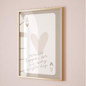 Impresión de chica afortunada, arte de pared preppy en color beige tostado, síndrome de chica afortunada con tarjeta as, decoración de apartamento universitario, estética de habitación neutra femenina, imprimible