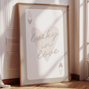 Lucky in Love print, beige tan preppy kunst aan de muur, Ace Card Lucky Girl Syndrome, studentenkamer decor, girly kamer esthetiek, valentijnscadeau