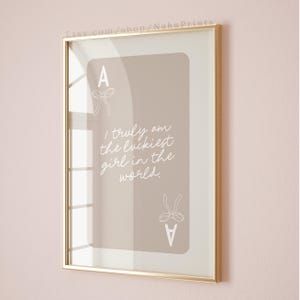 poster con stampa fiocco beige, carta asso, sindrome della ragazza fortunata / arte murale preppy / arredamento per la stanza civettuola / arredamento per appartamento neutro / estetica per la stanza da ragazza