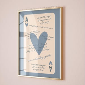 Póster con el síndrome de la chica afortunada, cartas de juego con as de corazones, tipografía, arte de pared, estética costera azul, decoración de apartamentos playeros