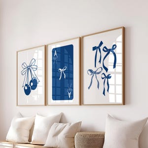 conjunto de 3 estampas de laços azuis, arte de parede preppy cowgirl costeira, síndrome da garota de sorte com carta de ás, decoração de apartamento coquete azul marinho, estética de quarto feminino