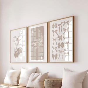 beige strikken print set van 3, preppy muurkunst, tan coquette decor, aaskaart lucky girl syndrome, universiteitsappartement decor, girly kameresthetiek