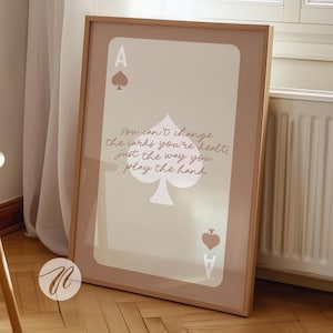 Stampa Asso di Picche, Arte murale con carte da gioco retrò, Poster con citazioni di affermazioni, Decorazione college beige neutro, Decorazione per la stanza preppy estetica alla moda